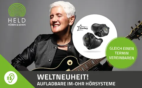 Weißhaarige Person mit E-Gitarre, daneben zwei schwarze aufladbare Im-Ohr-Hörsysteme von Starkey