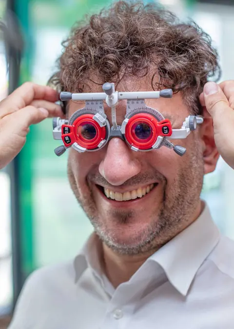Kunde mit Messbrille beim Sehtest