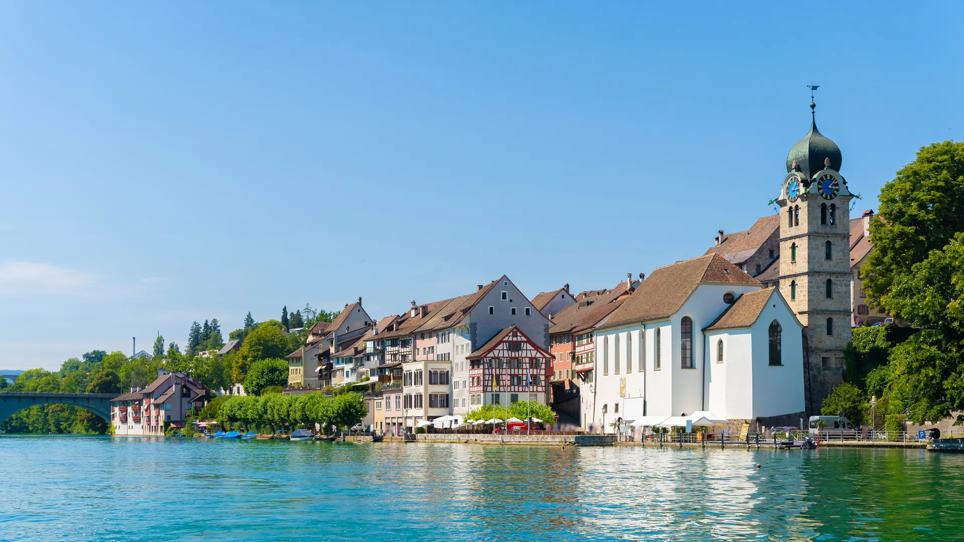 Eglisau mit Altstadt und Kirche am Rhein
