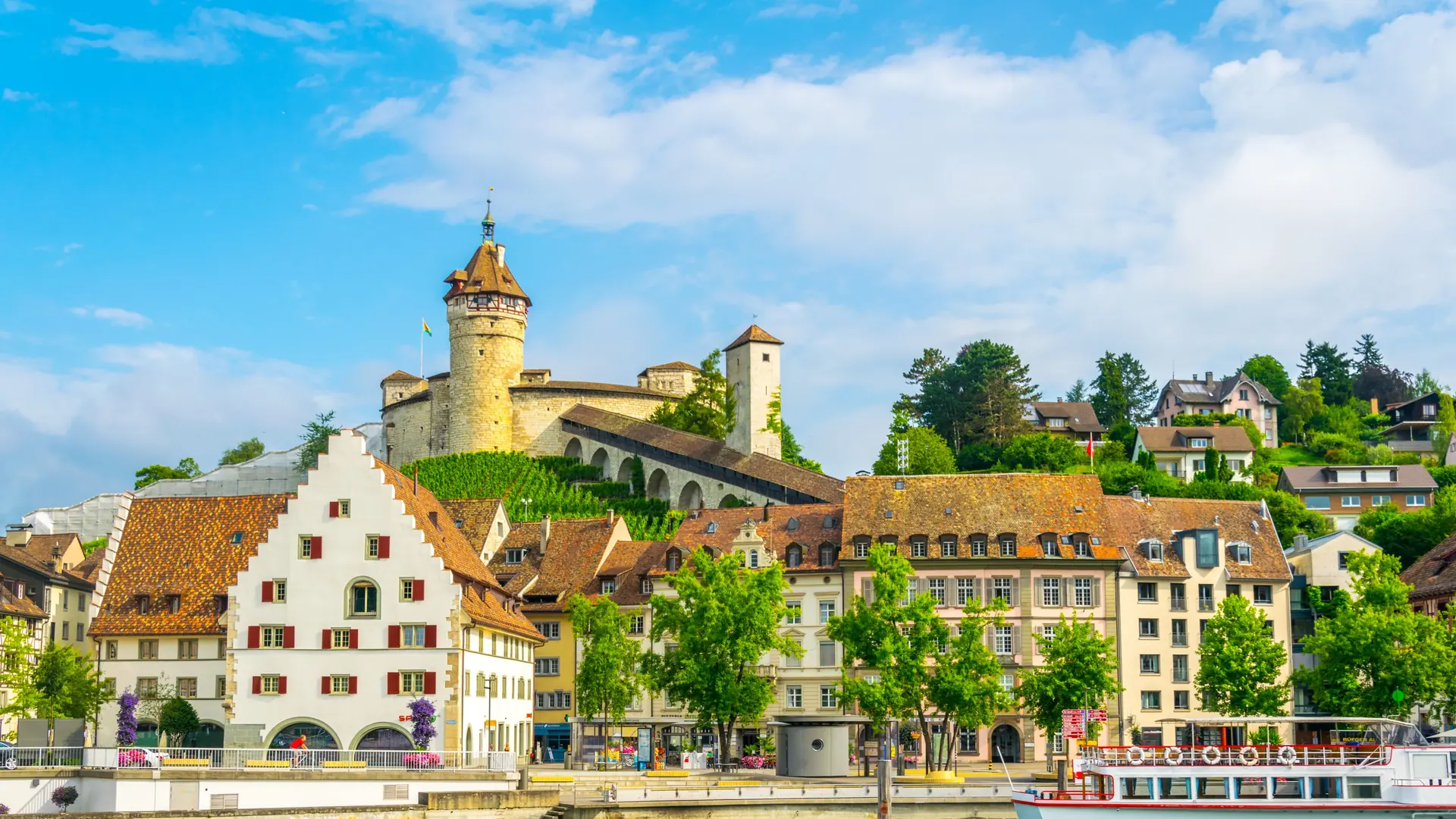 Schaffhausen mit dem Munot und dem Rheinufer