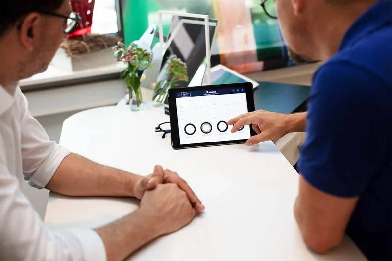 Beratungsgespräch am Tisch mit Tablet