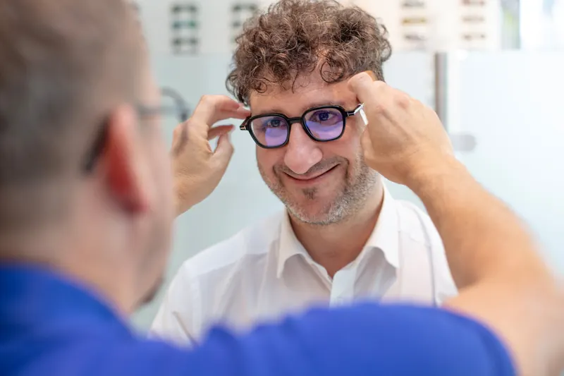 Anpassung einer Brille am Kunden