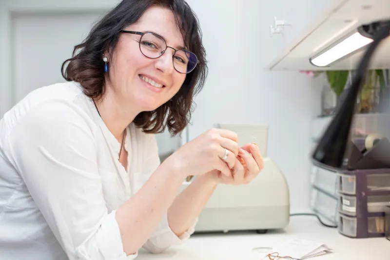 Zufriedene Kundin mit neuer Brille